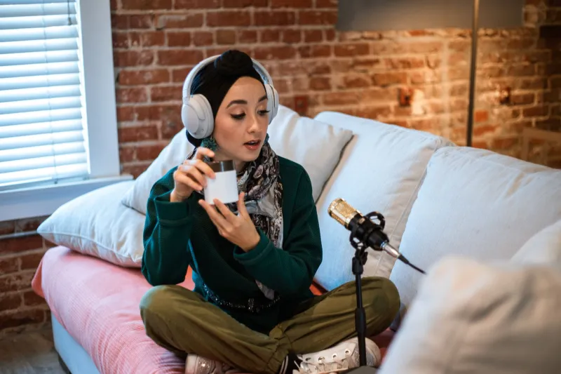 The Long Joke: How Podcasters Are Turning Recurring Puns Into Cult Loyalty — And Cash